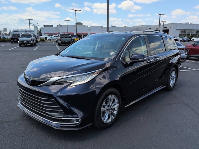 Certified 2023 Toyota Sienna Limited FWD image 3