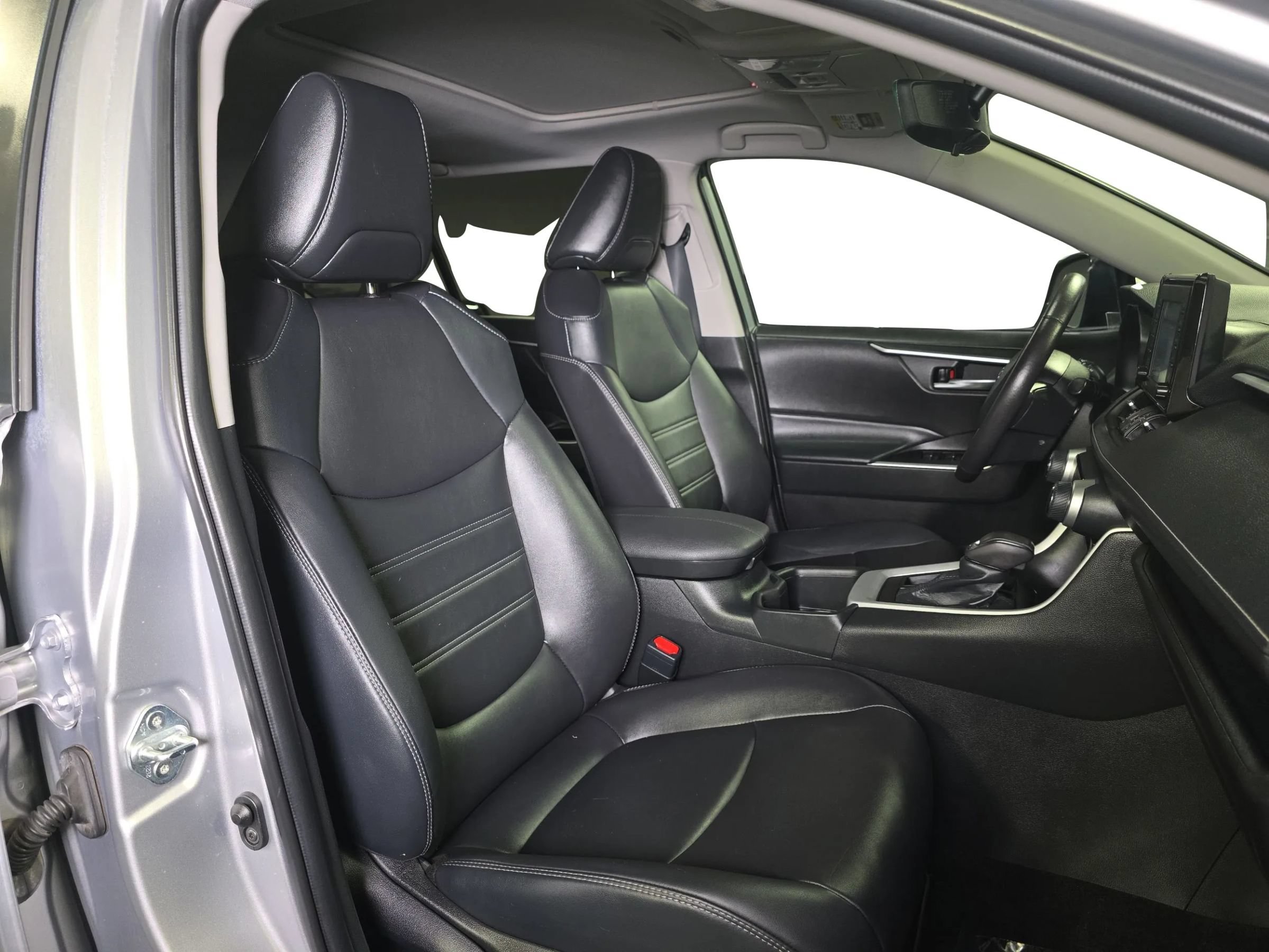 Used 2022 Toyota RAV4 XLE Premium FWD image 13