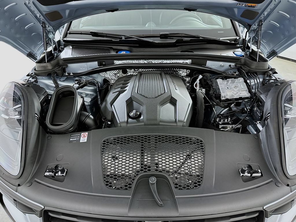 Certified 2026 Porsche Macan AWD/4WD image 32