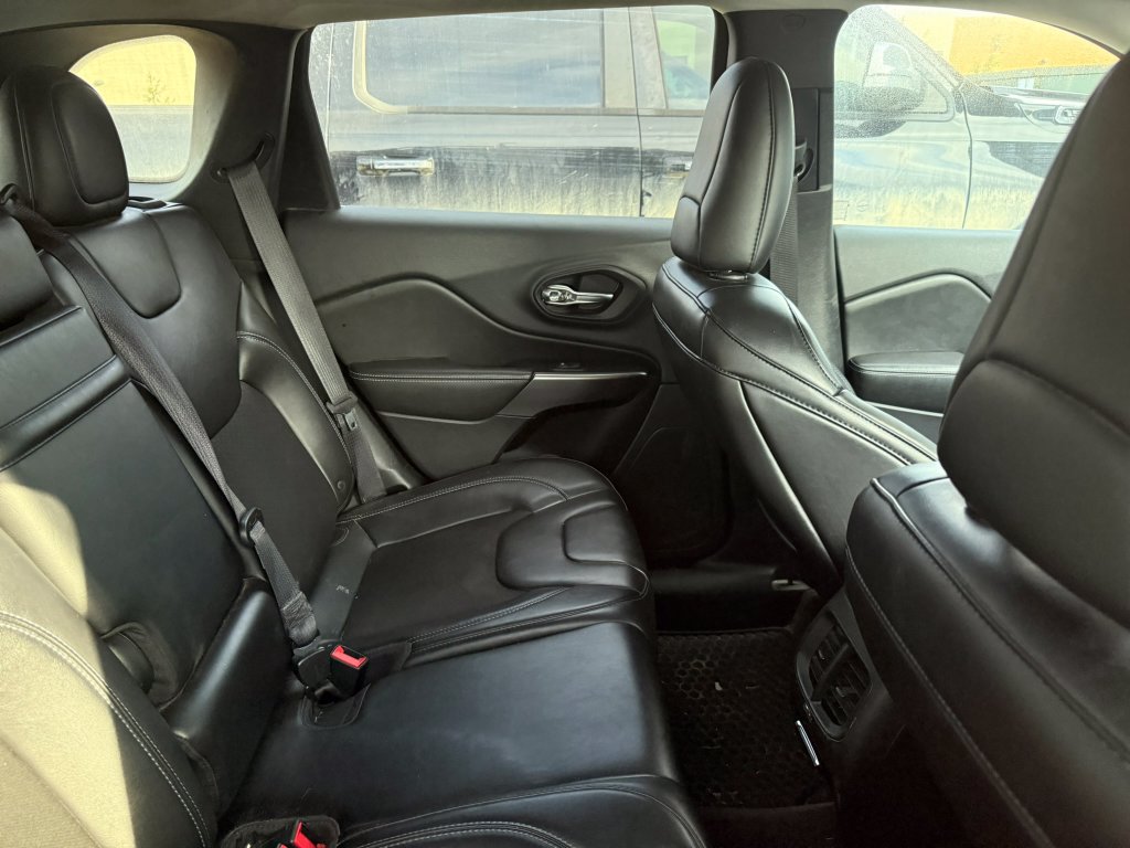 Used 2019 Jeep Cherokee Latitude Plus AWD/4WD image 7