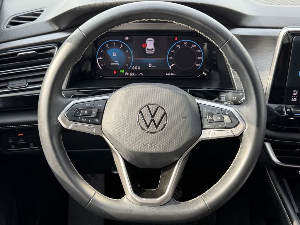 Used 2024 Volkswagen Atlas Cross Sport SE FWD image 2