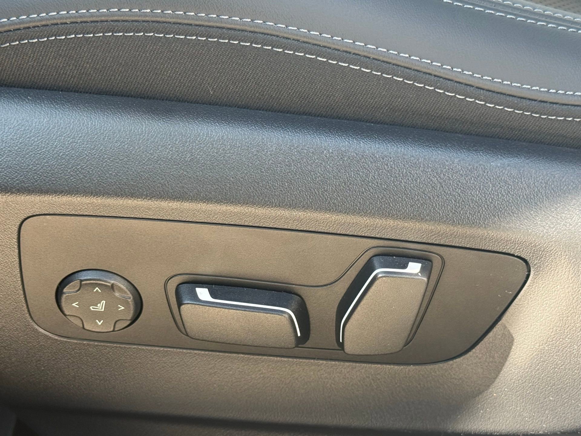 Used 2024 BMW 530i xDrive w/ Convenience Package image 48