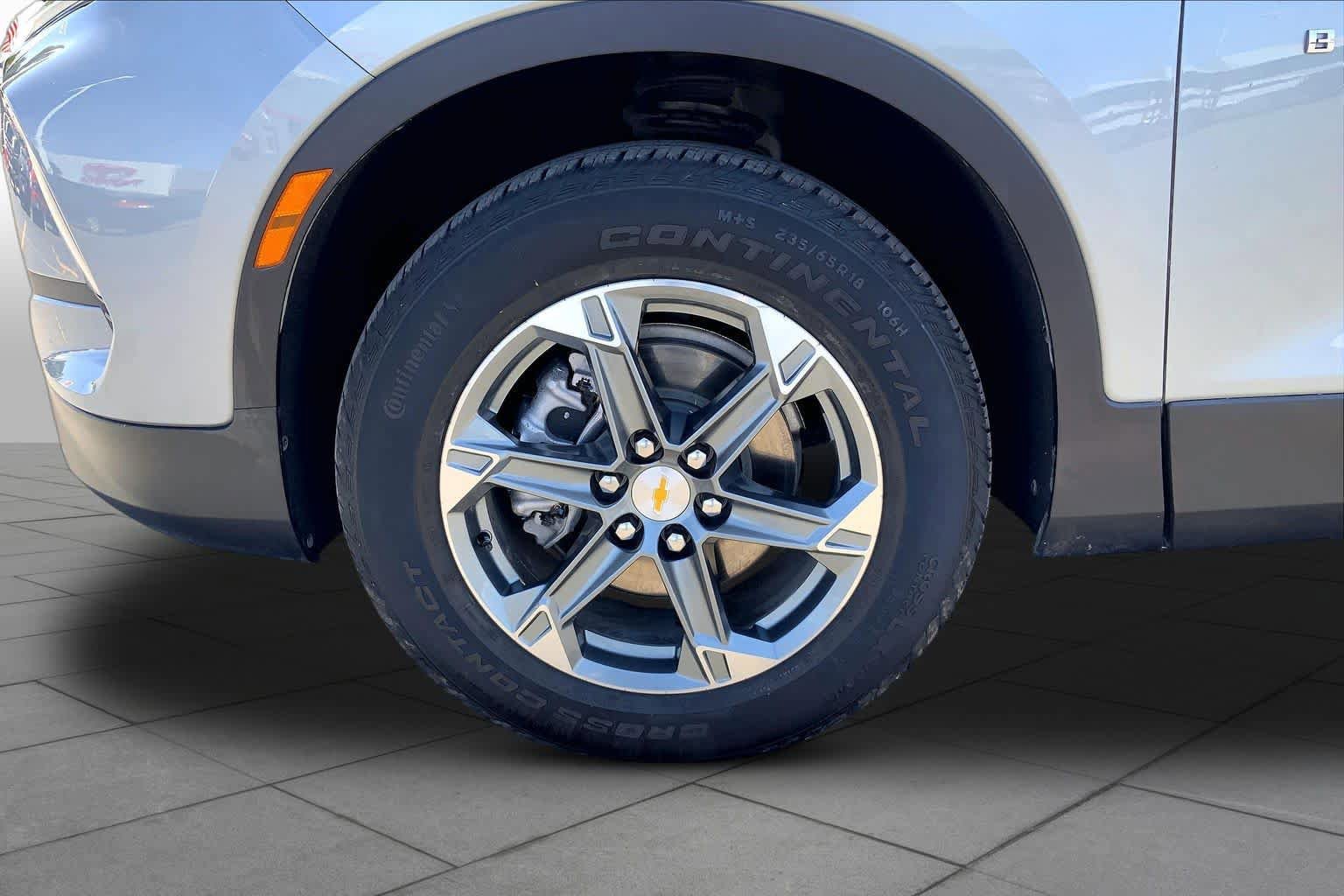 Used 2025 Chevrolet Blazer LT FWD image 11