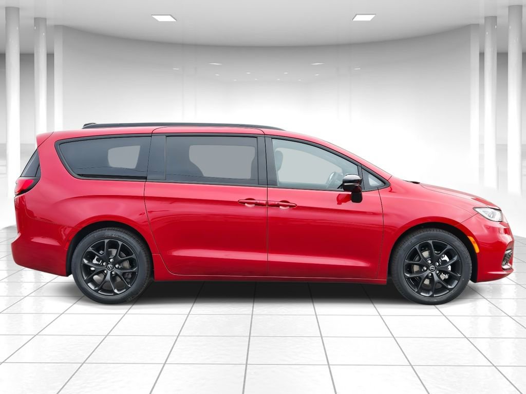 New 2026 Chrysler Pacifica Select image 2