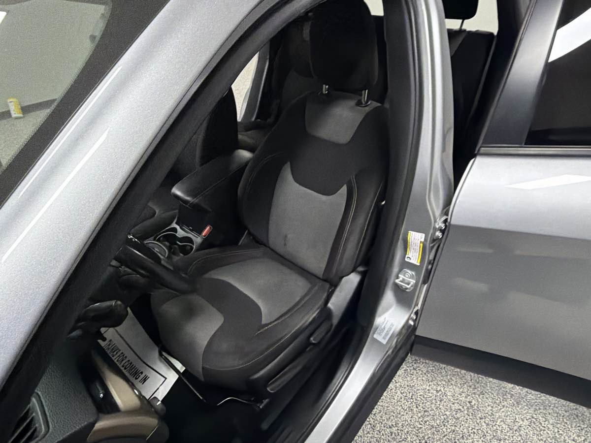 Used 2017 Jeep Cherokee Altitude image 12