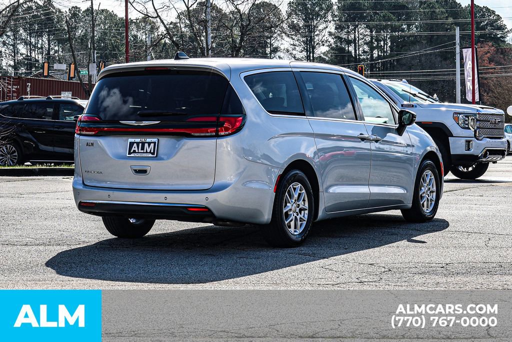 Used 2024 Chrysler Pacifica Touring-L FWD image 6