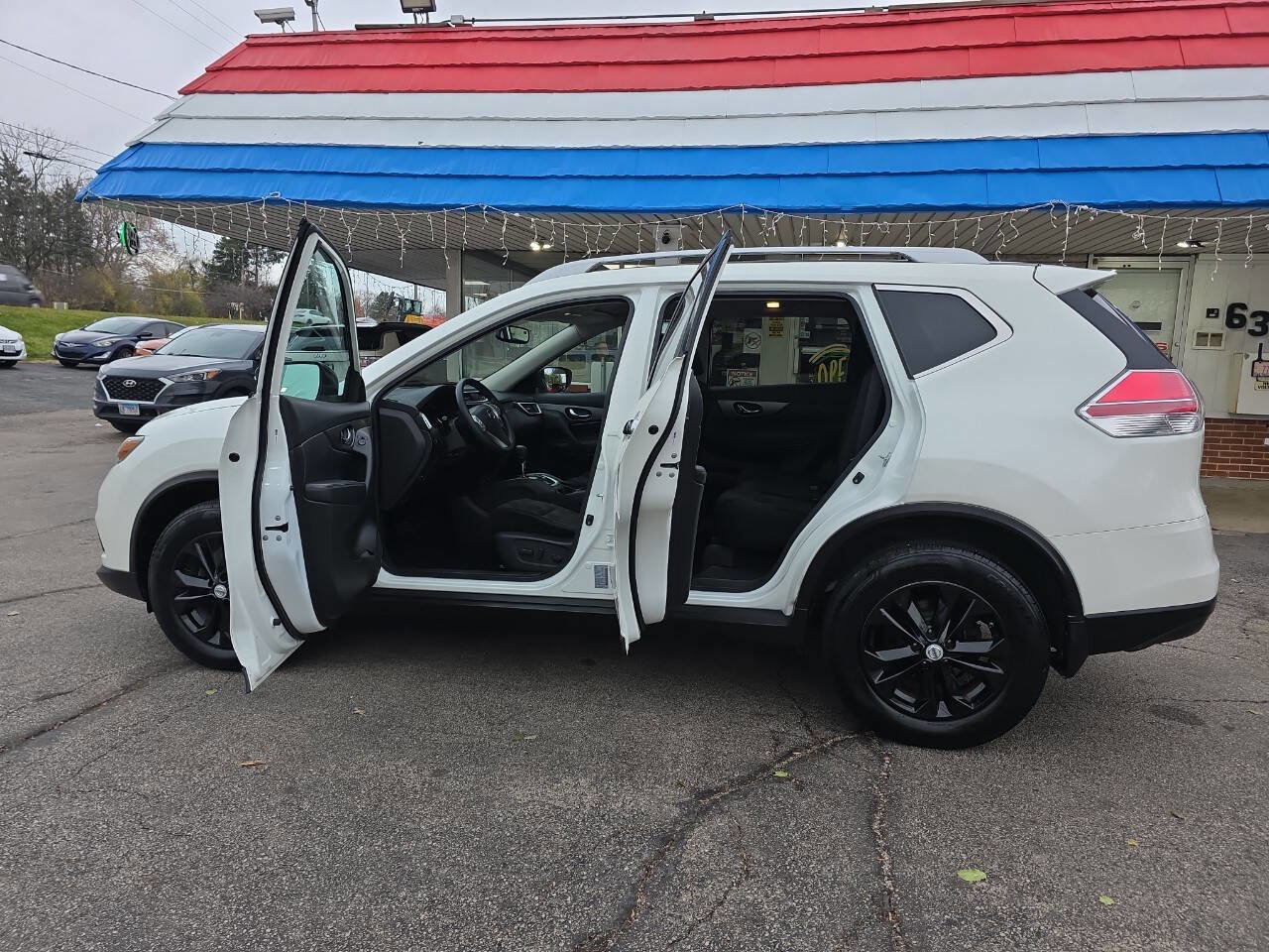 Used 2015 Nissan Rogue SV w/ SV Moonroof Package image 12