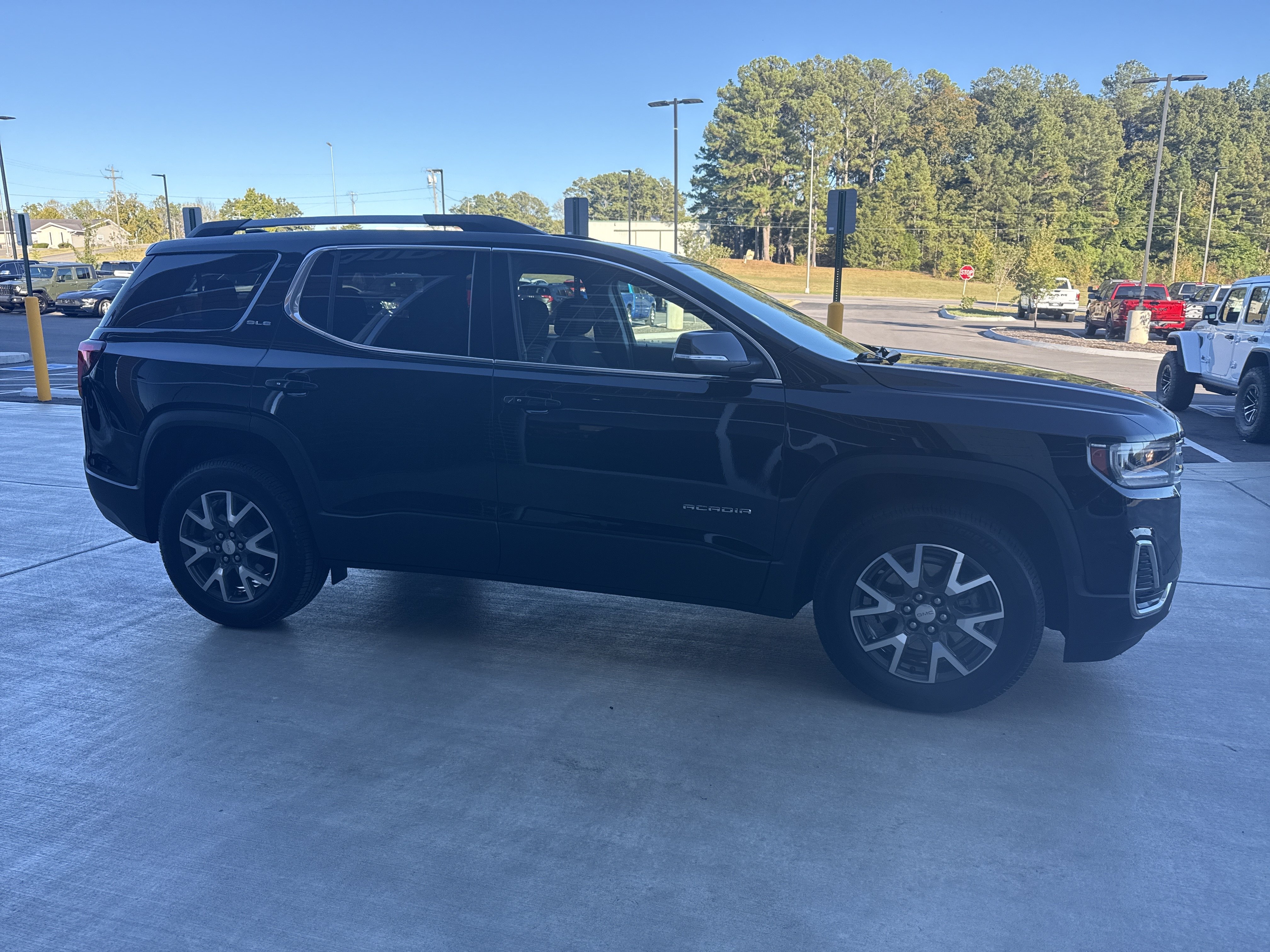 Used 2023 GMC Acadia SLE w/ Driver Convenience Package FWD image 4