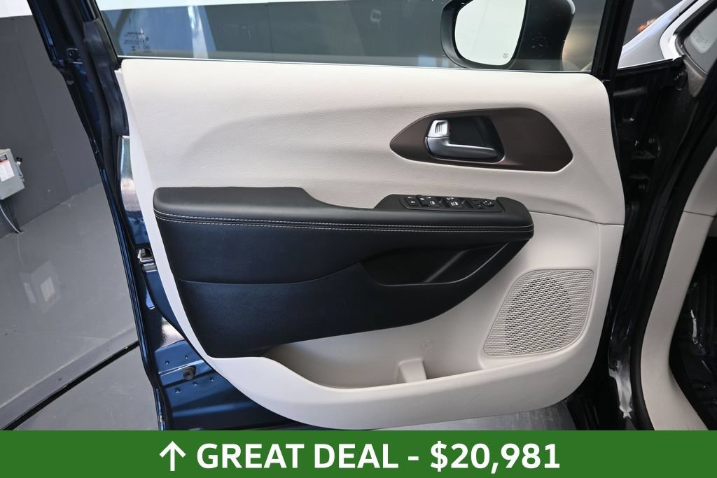 Used 2023 Chrysler Voyager LX FWD image 19