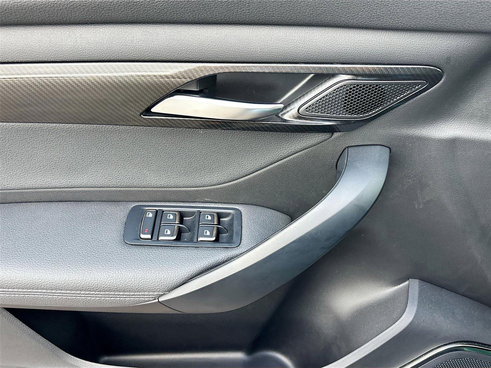 New 2025 VinFast VF 8 Eco image 18