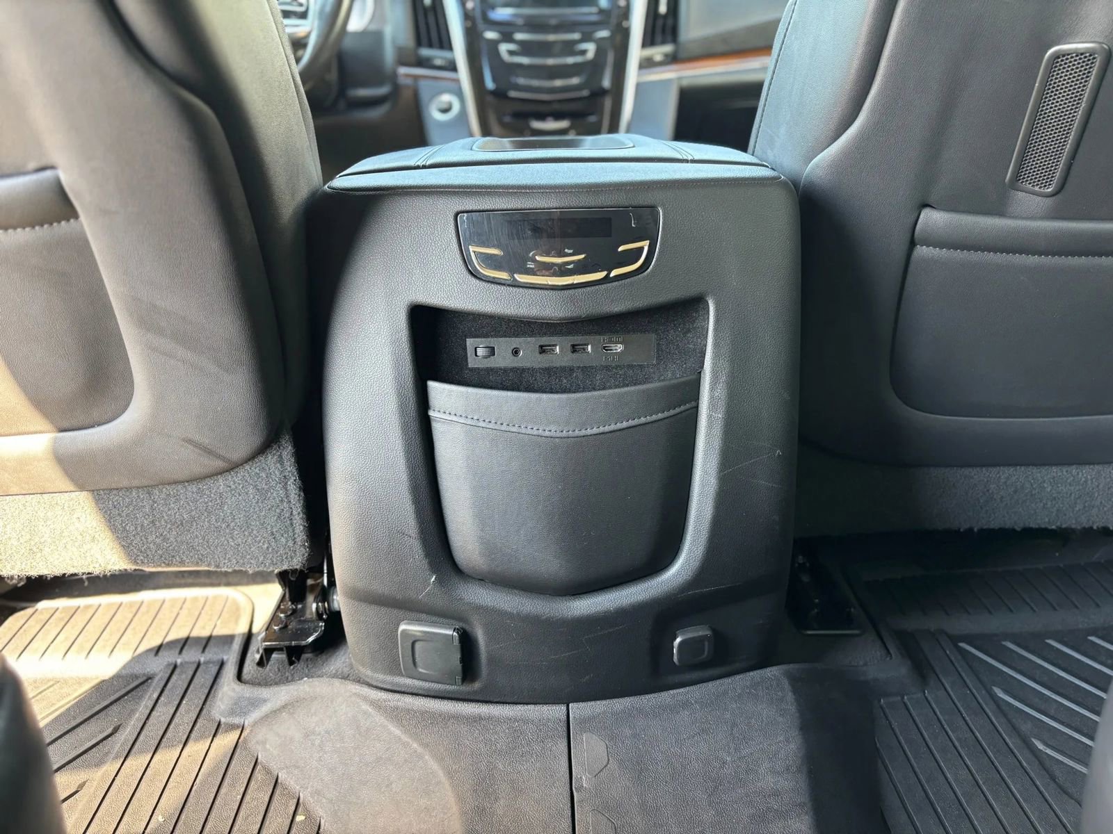 Used 2020 Cadillac Escalade Premium Luxury image 38