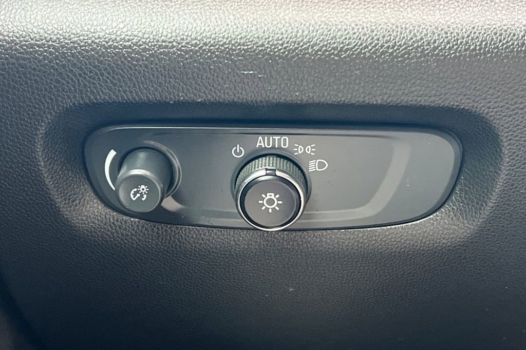 Used 2023 Chevrolet Traverse LT image 32