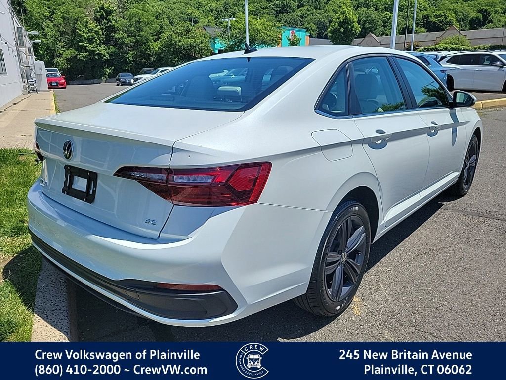 Certified 2024 Volkswagen Jetta SE w/ Panoramic Sunroof Package FWD image 3
