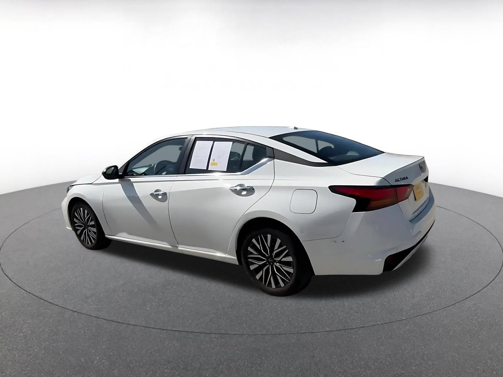 Used 2025 Nissan Altima 2.5 SV FWD image 10