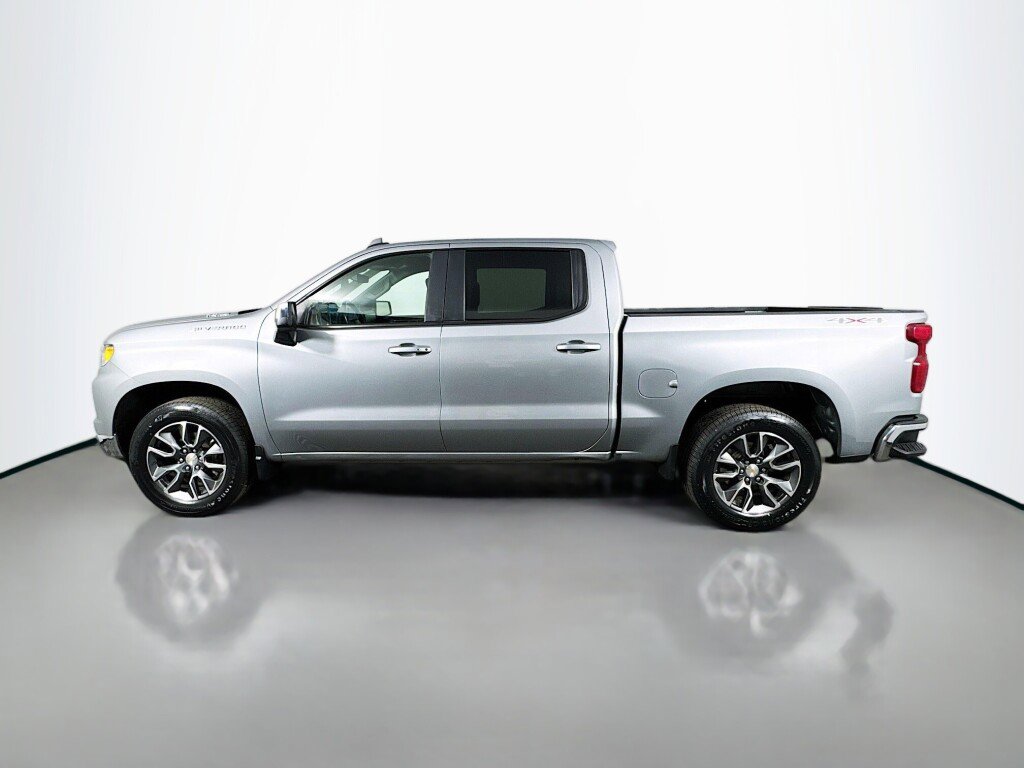Used 2025 Chevrolet Silverado 1500 LT image 2