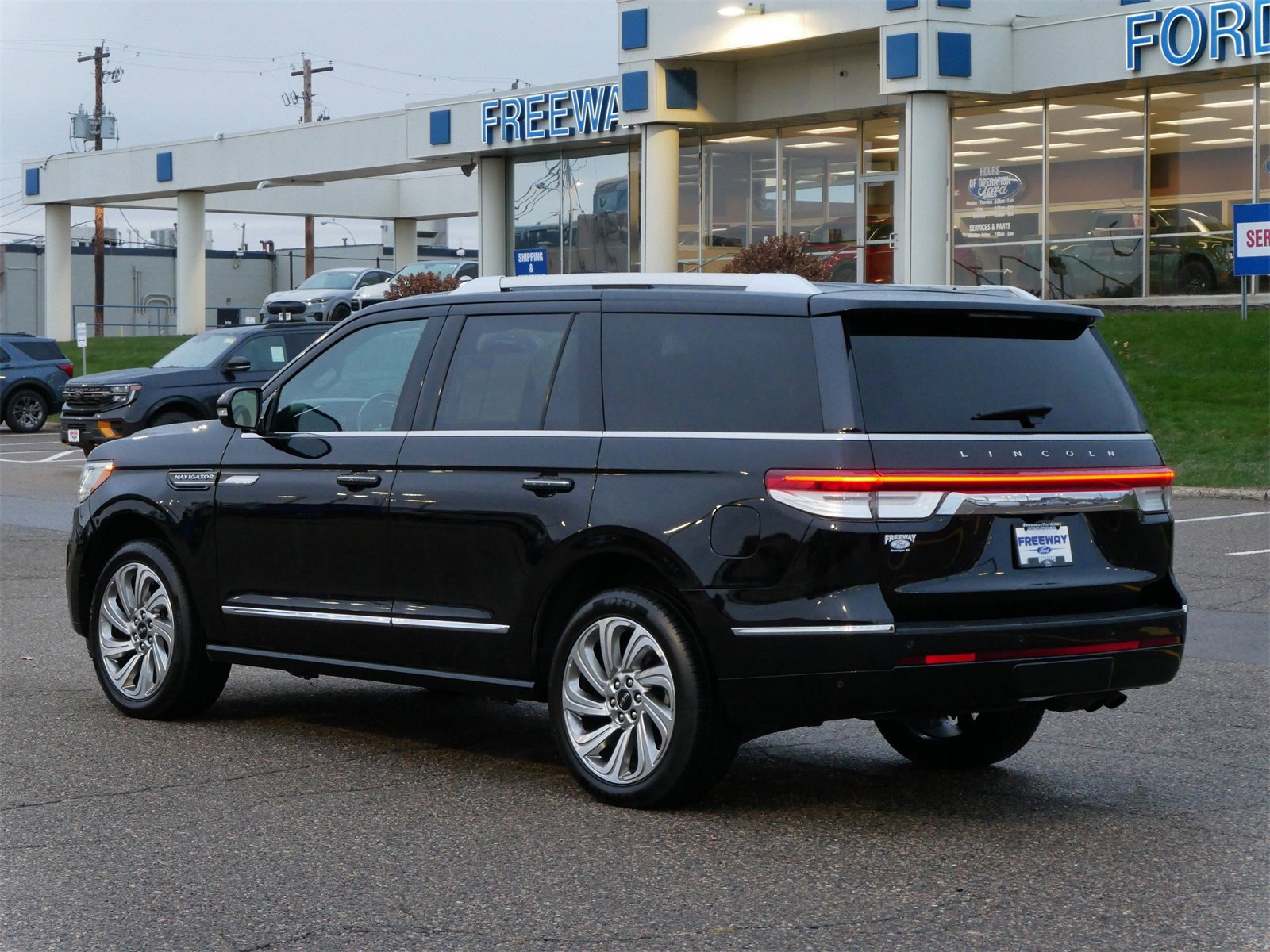 Used 2024 Lincoln Navigator Premiere image 5