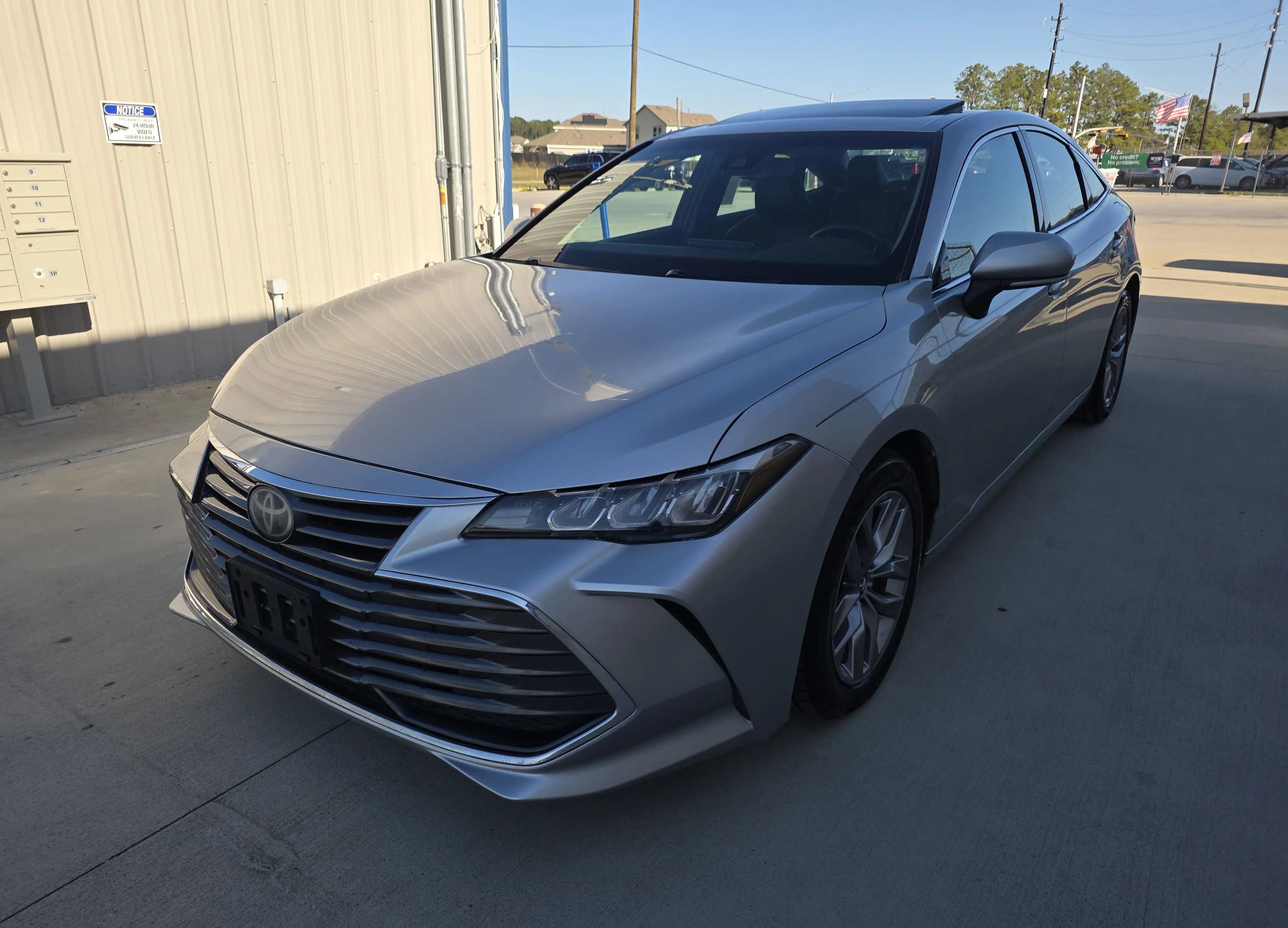 Used 2019 Toyota Avalon XLE w/ Moonroof Package FWD image 3