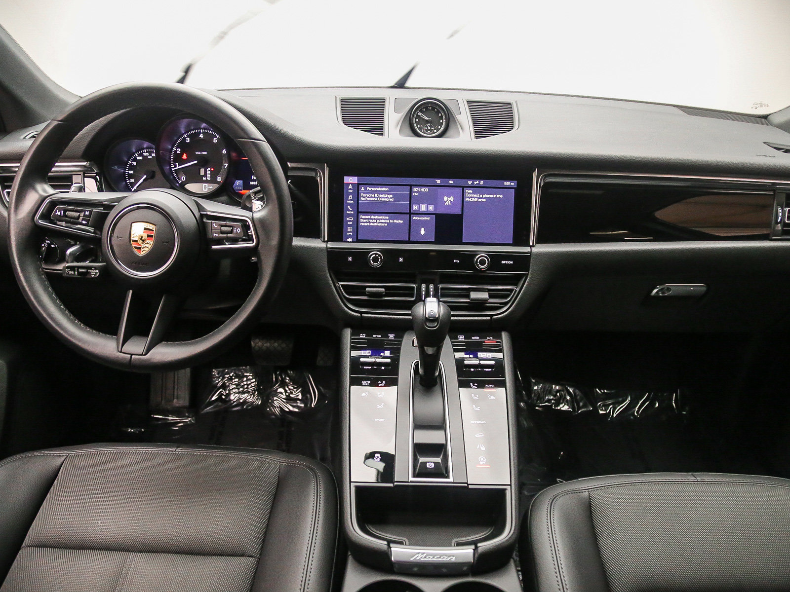Certified 2023 Porsche Macan AWD/4WD image 16