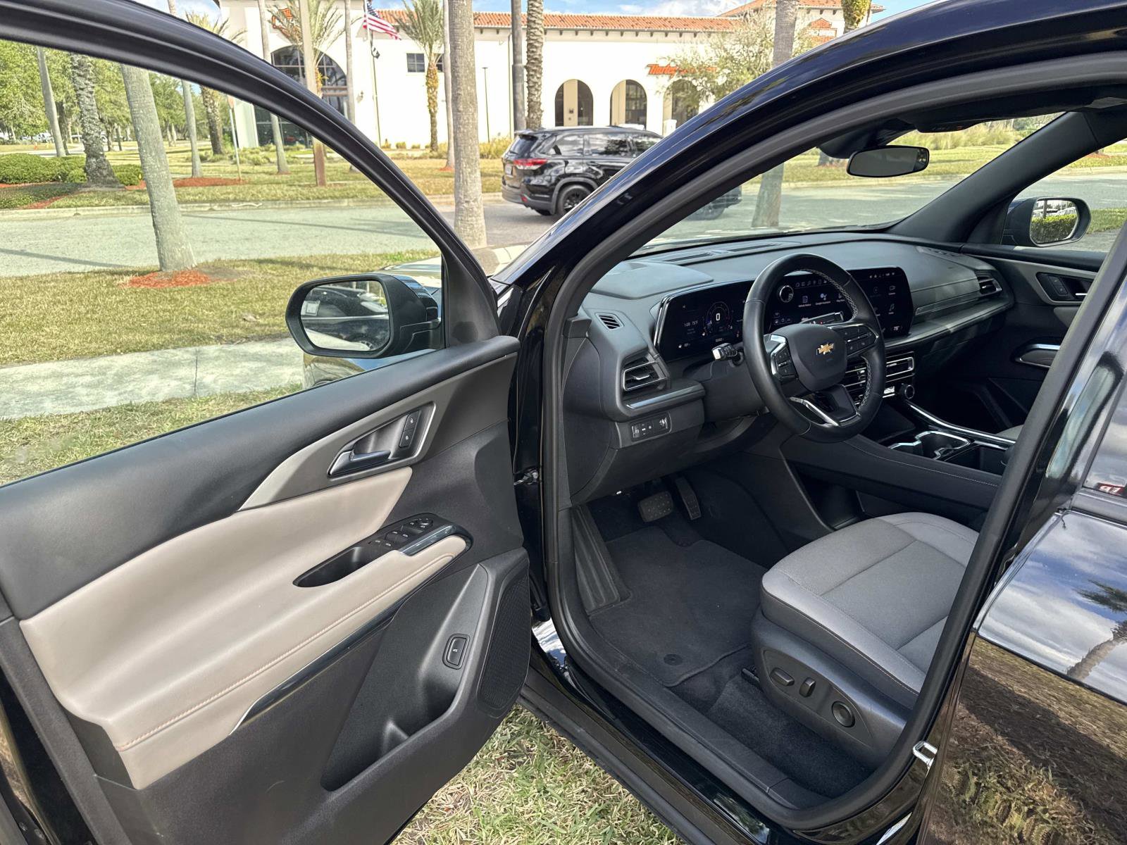 Used 2025 Chevrolet Traverse LT image 19