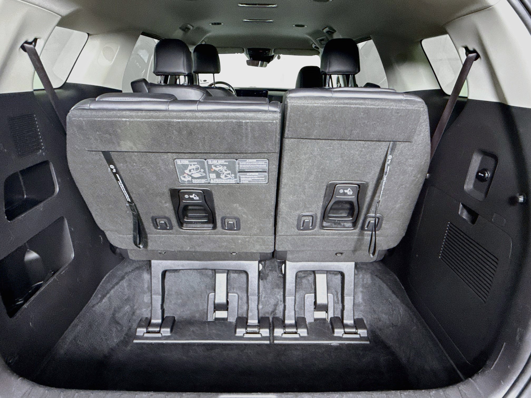 Used 2025 Kia Carnival FWD image 34