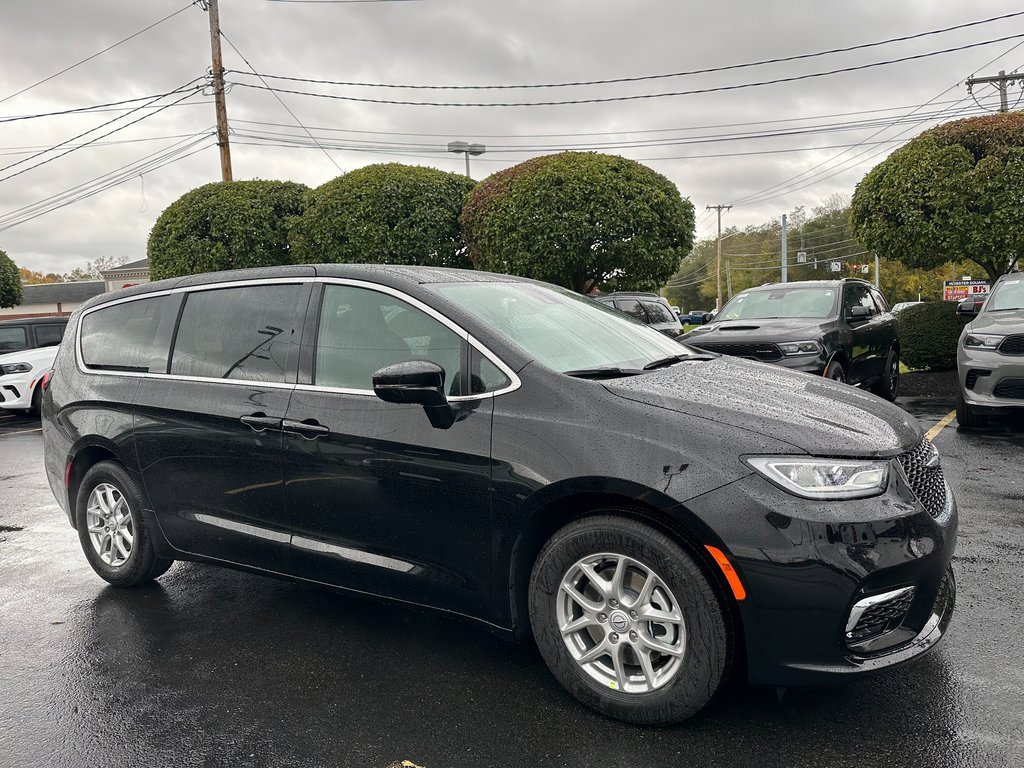 New 2026 Chrysler Pacifica Select image 1