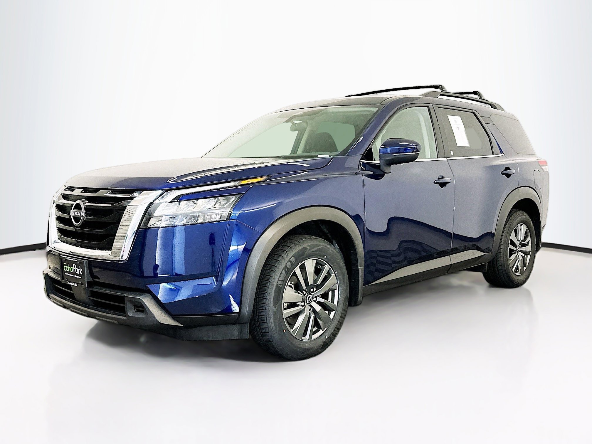 Used 2024 Nissan Pathfinder SV image 3