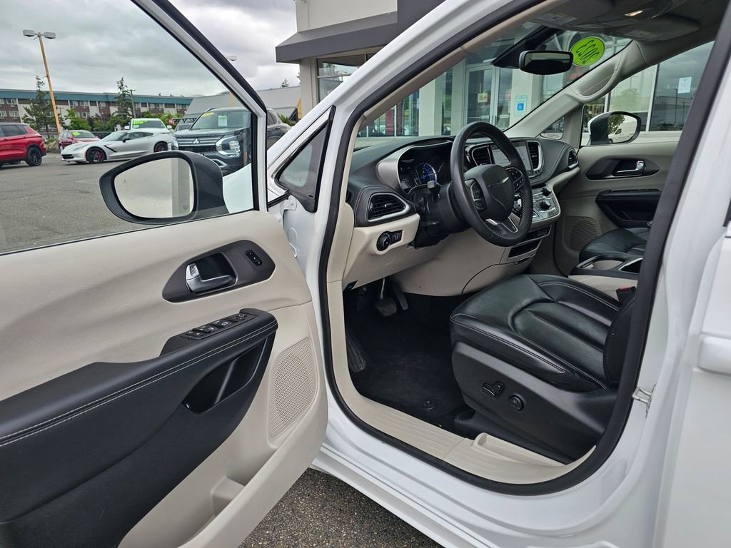Used 2023 Chrysler Pacifica Touring-L FWD image 16