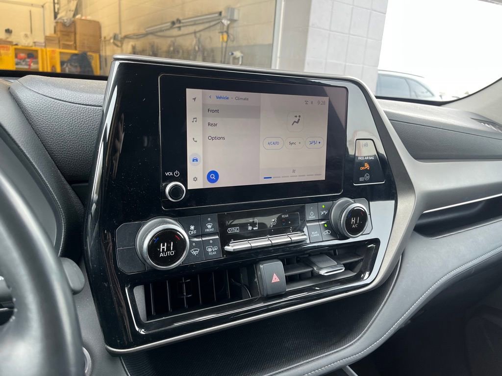 Used 2024 Toyota Highlander LE image 22