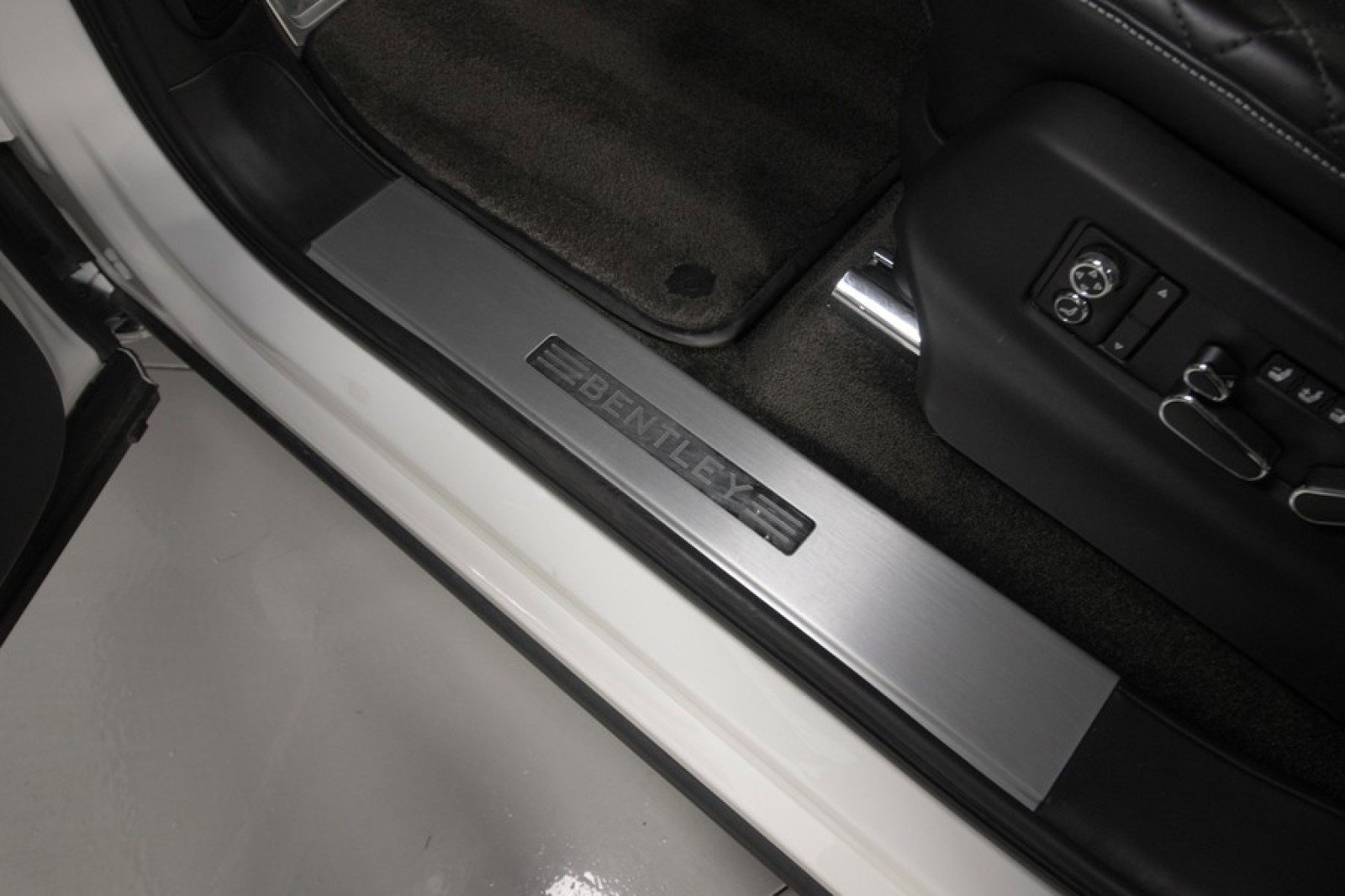 Used 2017 Bentley Bentayga image 37