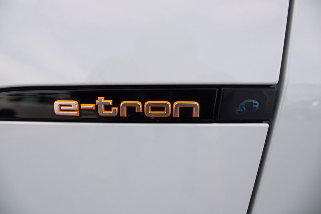 Used 2022 Audi e-tron Premium w/ Towing Package image 11