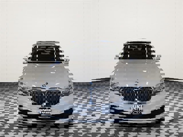 Used 2018 BMW 740i xDrive image 3