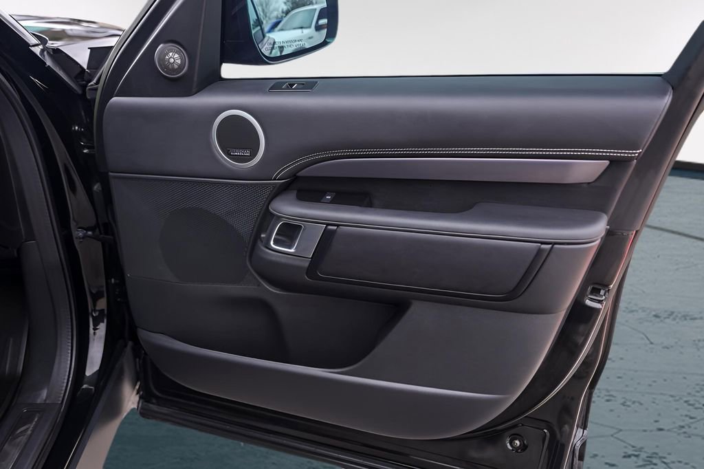 Used 2024 Land Rover Discovery Metropolitan Edition image 33