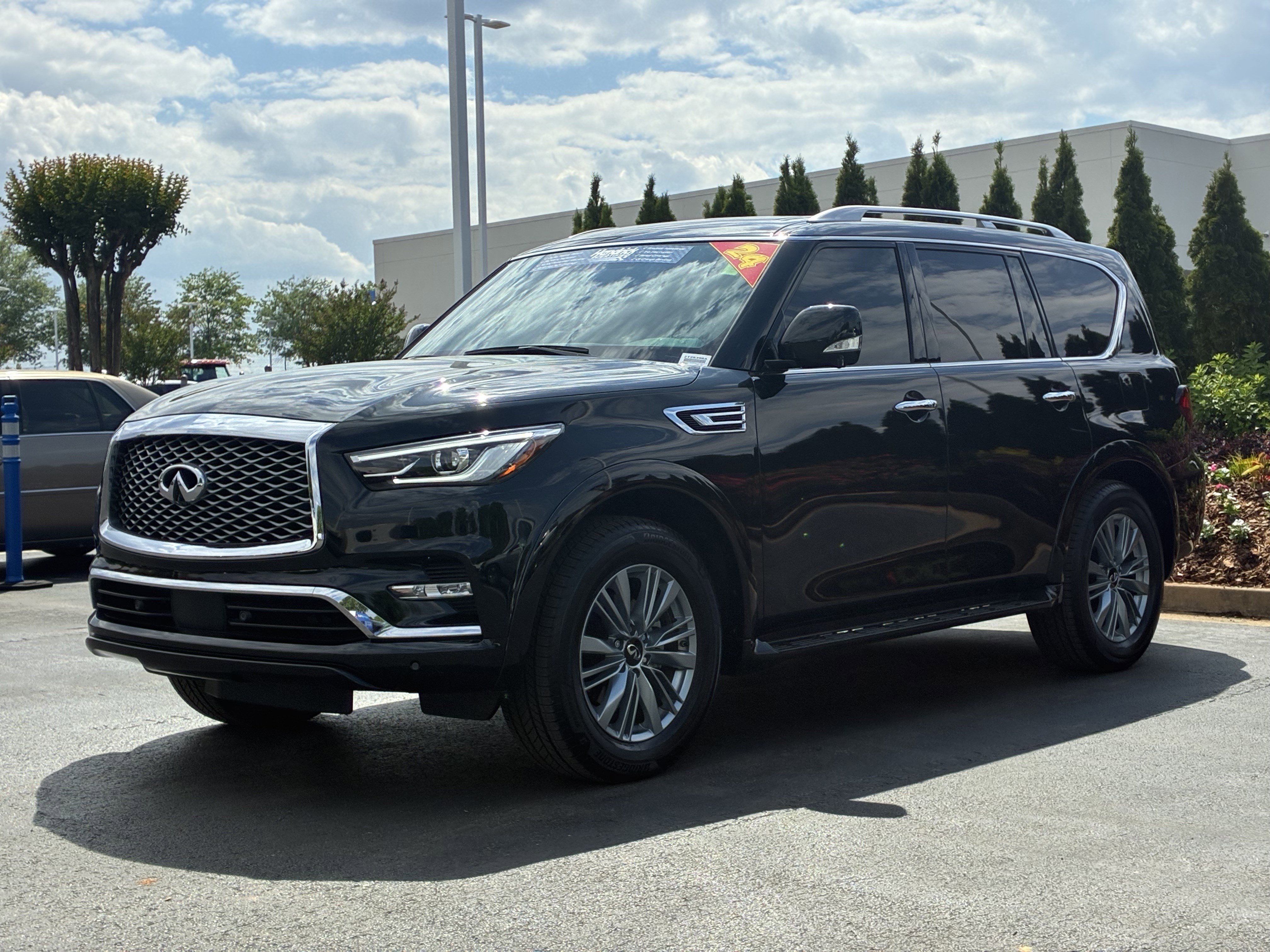 Used 2024 INFINITI QX80 Luxe w/ All-Season Package RWD image 6