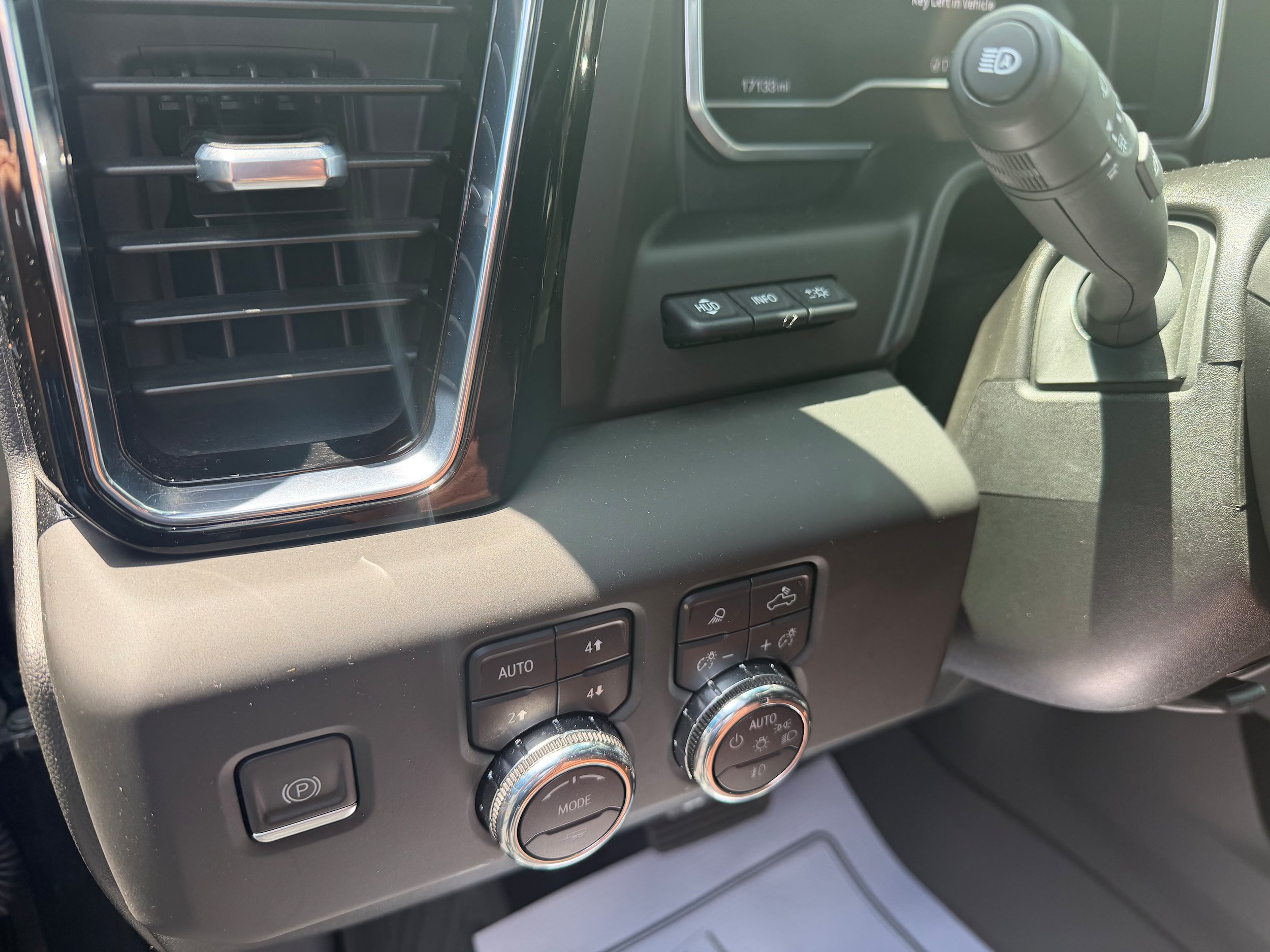 Used 2024 GMC Sierra 2500 Denali Ultimate w/ Max Trailering Package AWD/4WD image 18