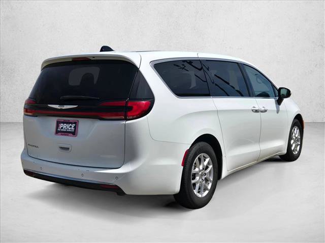 Used 2023 Chrysler Pacifica Touring-L image 5