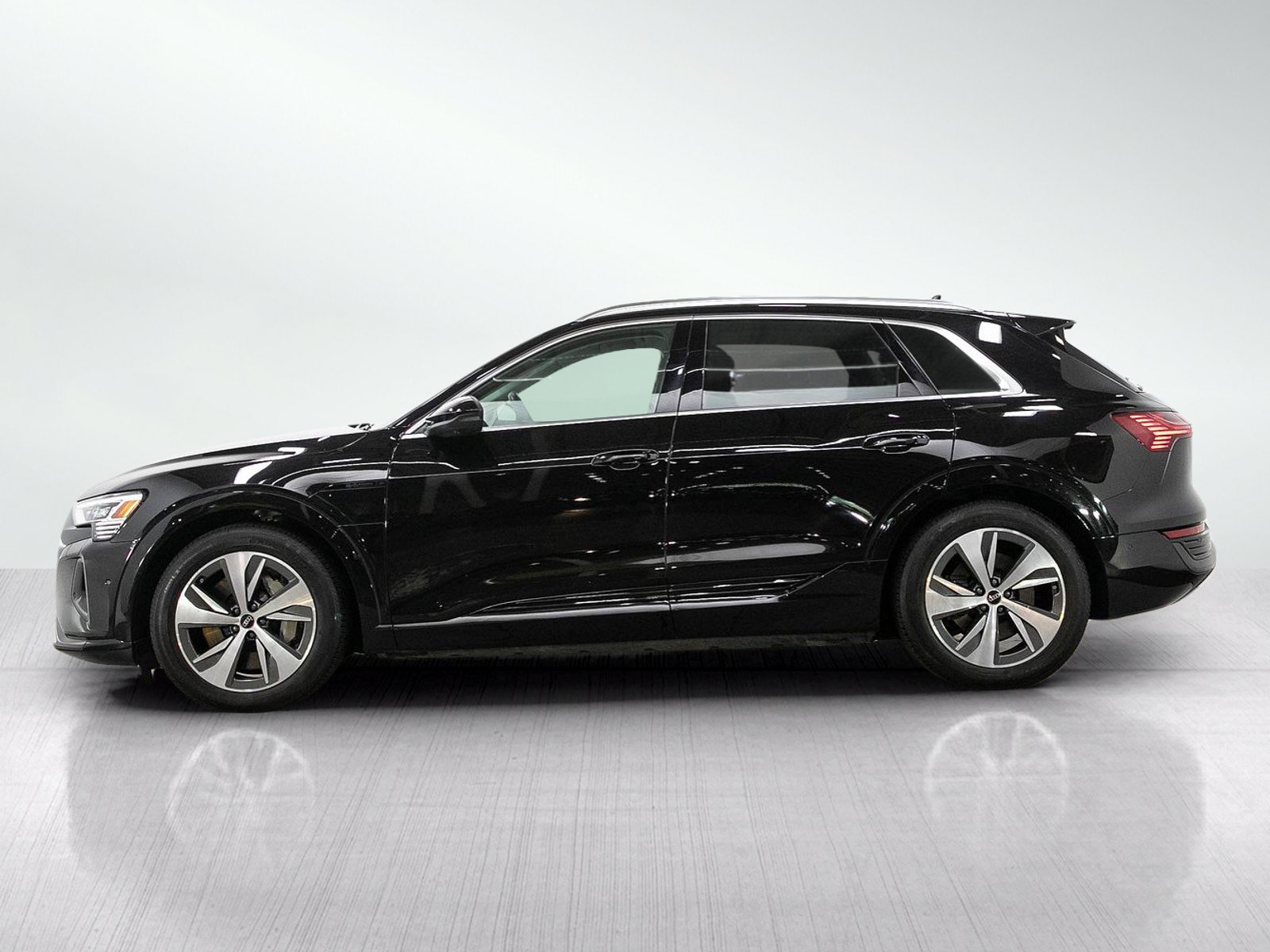 Used 2024 Audi Q8 e-tron Premium Plus w/ Premium Plus Package AWD/4WD image 2