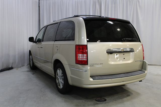 Used 2010 Chrysler Town & Country Touring FWD image 20
