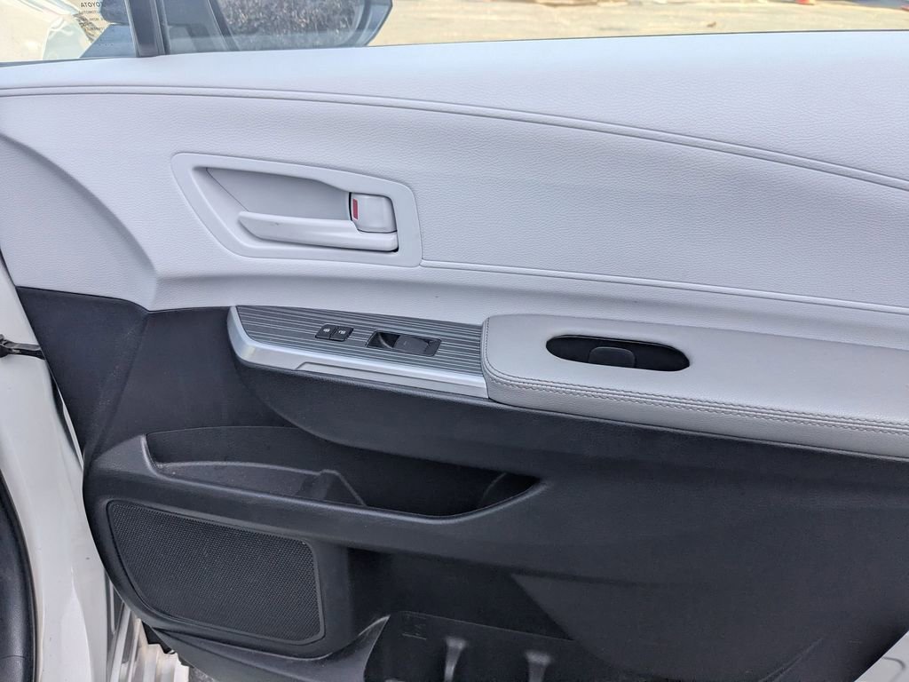 Used 2025 Toyota Sienna LE image 31