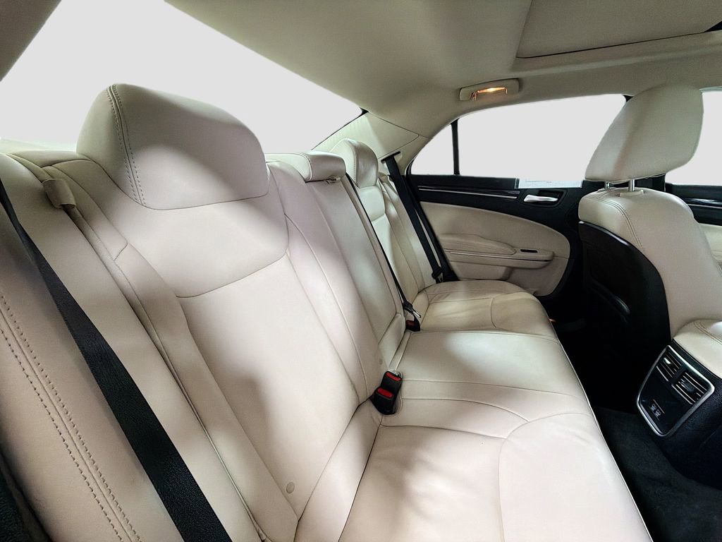Used 2016 Chrysler 300 Limited image 30