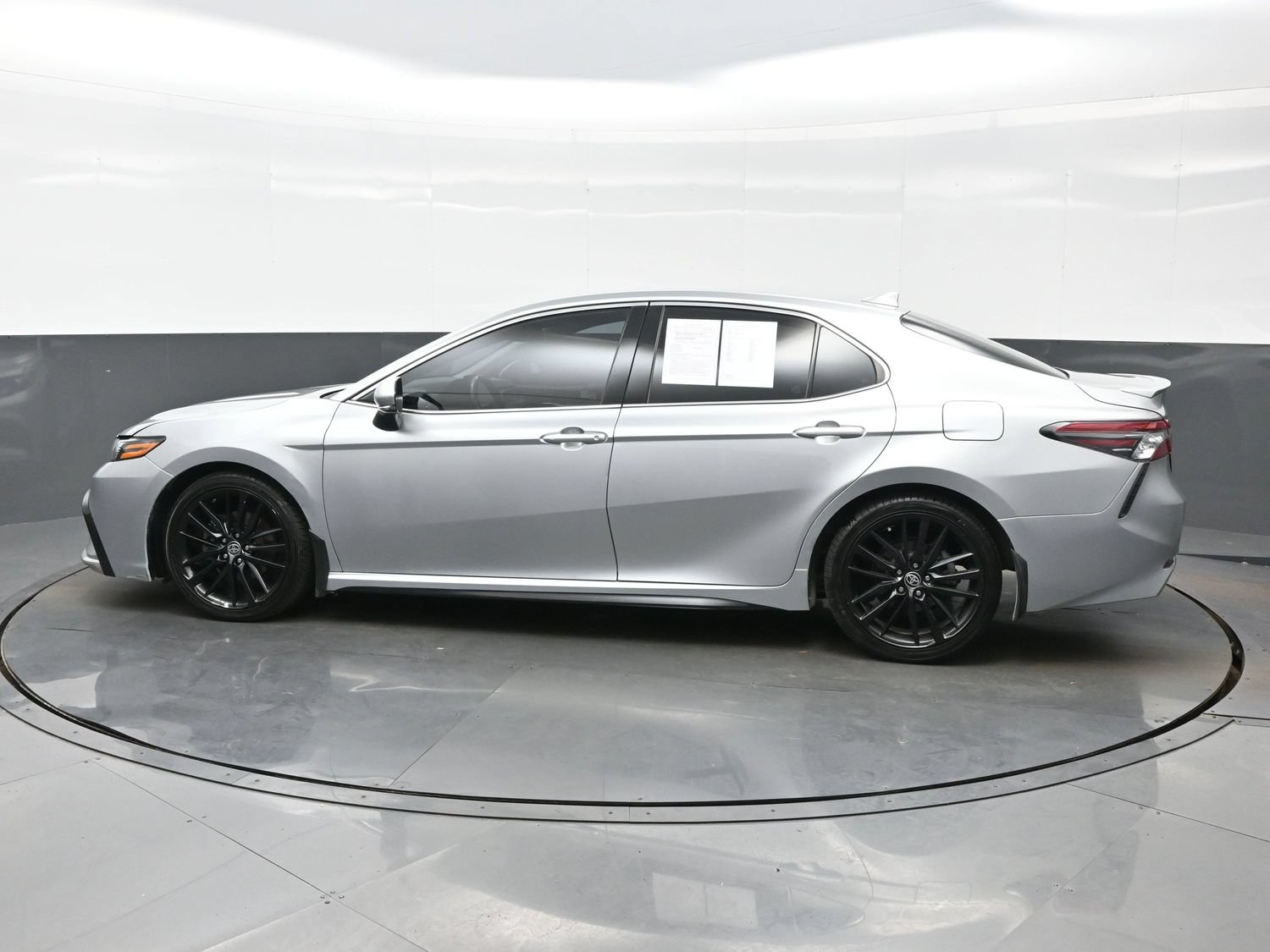 Used 2023 Toyota Camry XSE FWD image 3