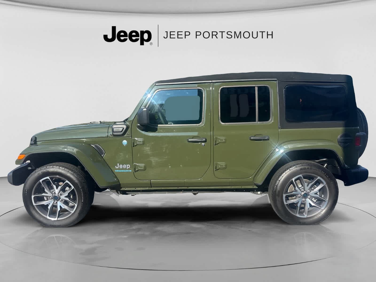Used 2024 Jeep Wrangler Unlimited w/ Convenience Group AWD/4WD image 4