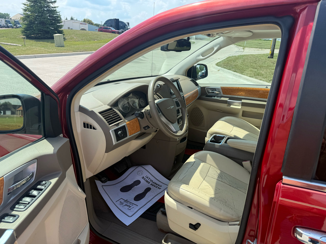 Used 2009 Chrysler Town & Country Limited w/ Entertainment Group #3 image 9