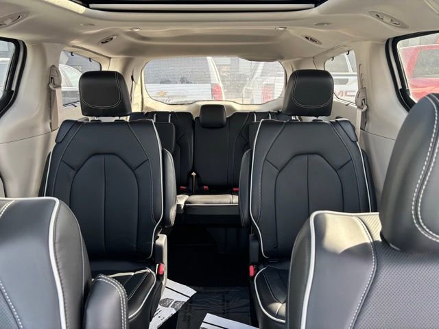 Used 2024 Chrysler Pacifica Limited image 16