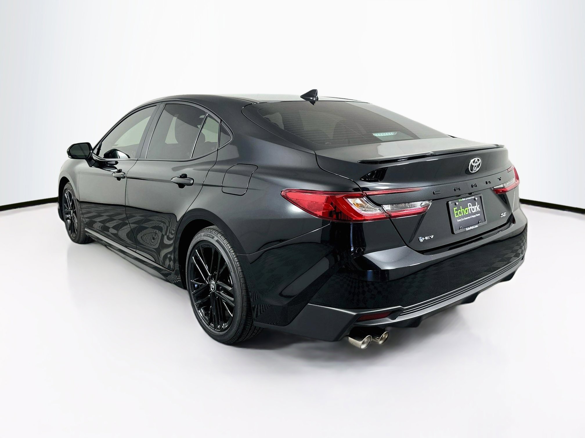 Used 2025 Toyota Camry SE FWD image 5