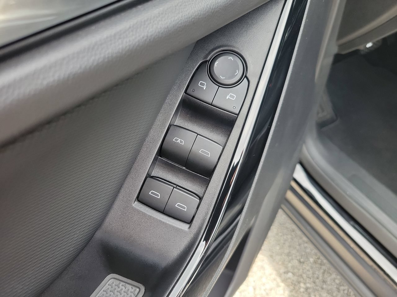Used 2026 Chevrolet Equinox LT FWD image 13