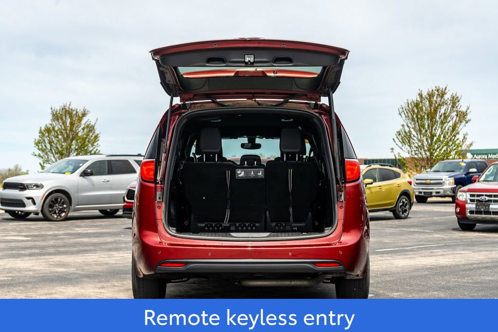 Used 2020 Chrysler Pacifica Touring-L w/ Premium Audio Group AWD/4WD image 9