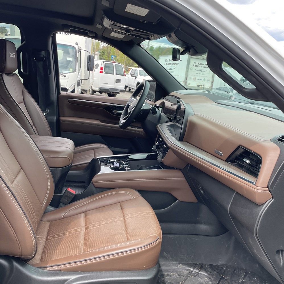 Used 2025 Chevrolet Suburban High Country AWD/4WD image 17