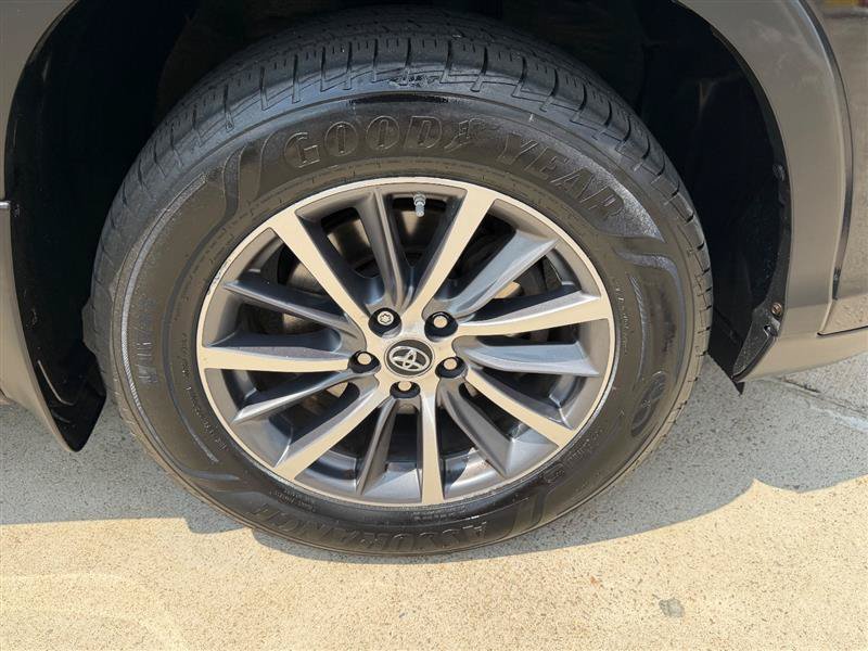 Used 2019 Toyota Highlander XLE AWD/4WD image 24