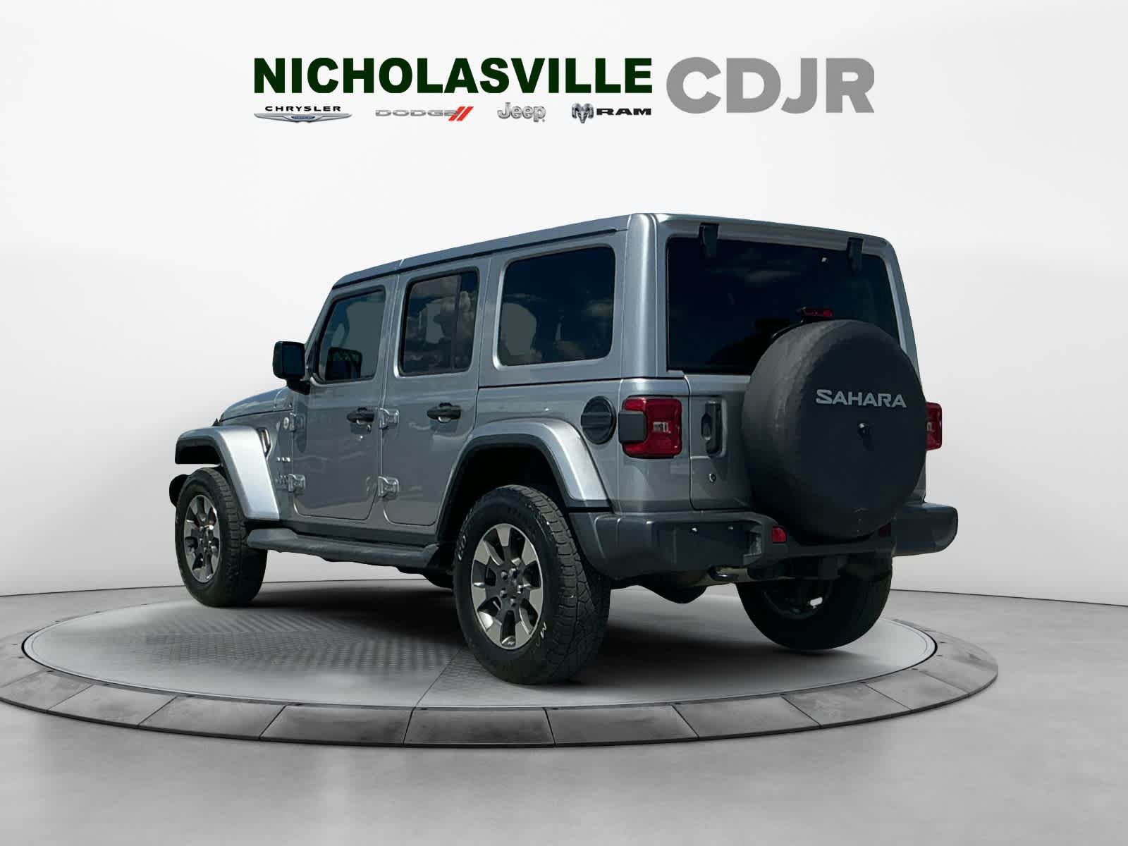 Used 2018 Jeep Wrangler Unlimited Sahara w/ LED Lighting Group AWD/4WD image 3