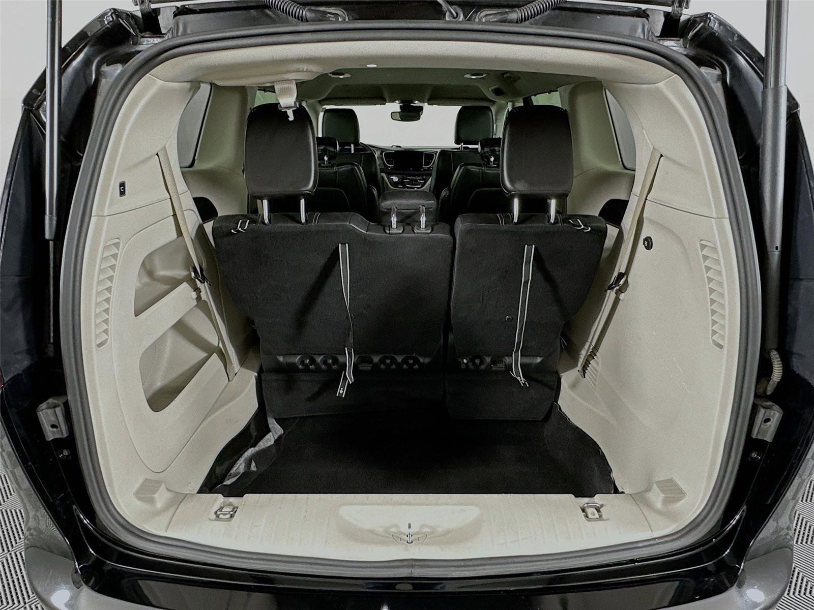 Used 2024 Chrysler Pacifica Touring-L image 25